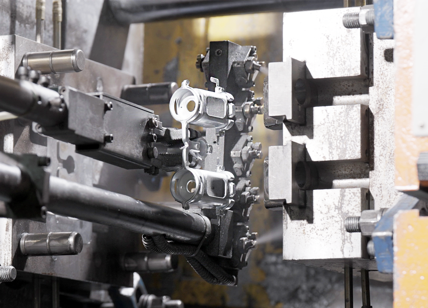 Fully automated 4-axis CNC machining center